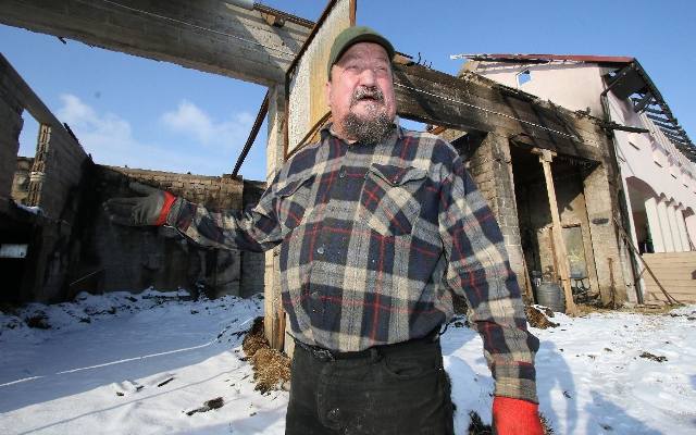 Rolnik z gminy Pierzchnica stracił w pożarze dorobek życia. Chce spojrzeć w oczy podpalaczowi! (WIDEO)