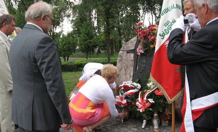 Pomnik księdza Kotlarza pokryły kwiaty