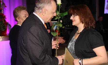 Wiceprzewodniczący Rady Miejskiej w Staszowie Bonifacy Wojciechowski, wręcza nagrodę za trzecie miejsce pani doktor Ewie Zalewskiej.