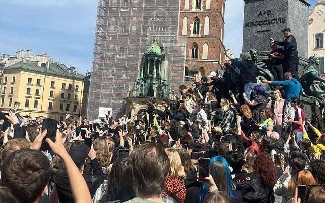 Jared Leto zaskoczył fanów w Krakowie! Zagrał spontaniczny koncert na Rynku Głównym. Szok i tłumy ludzi. Zdjęcia od czytelników 