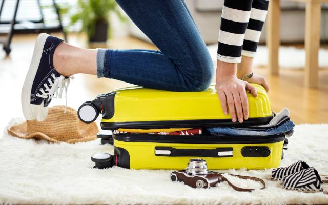 Co włożyć do walizki na długi weekend? 6 genialnych trików na pakowanie, które ułatwią życie. Mały bagaż – to jest naprawdę możliwe