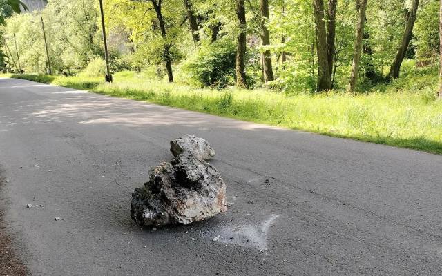 Duże głazy spadły na drogę w Ojcowskim Parku Narodowym. Kruszą się skały i tworzą niebezpieczne sytuacje