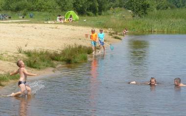 Plaża nad zalewem w Mostkach (gmina Suchedniów). Ciepła i czysta woda sprawia, że to popularne miejsce wypoczynku.