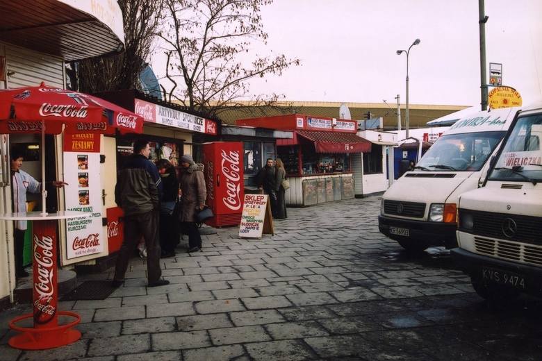Kraków, którego już nie ma. Pirackie kasety, bar Smok i woda z saturatora. Dzisiaj stoi tutaj Galeria Krakowska. Zdjęcia z lat 90.