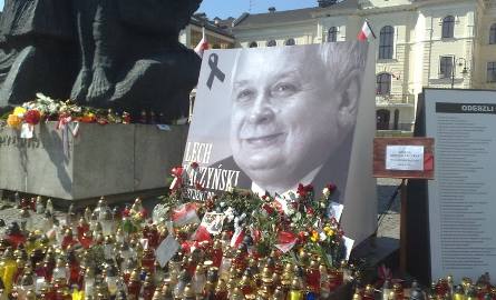 Bydgoszczanie wspólnie oglądają pogrzeb prezydenta Lecha Kaczyńskiego [wideo, zdjęcia]
