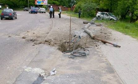 Ściął autem betonowy słup! Zatrzymał się dopiero kilka metrów dalej! (zdjęcia)