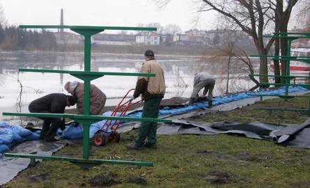 Skazani z Aresztu Śledczego w Inowrocławiu pomagają walczyć z powodzią w Kruszwicy 