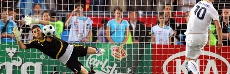 Iker Casillas (Hiszpania) broni uderzenie z rzutu karnego De Rossiego (Włochy)