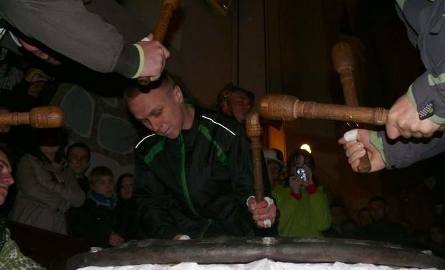 W Iwaniskach podtrzymują tradycję co Wielkanoc. W Wielką Sobotę bębnią w taraban