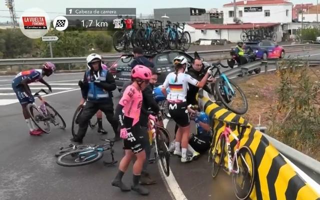 Niebezpieczne momenty na trasie drugiego etapu wyścigu La Vuelta Femenina. Wszystko w okolicach mety