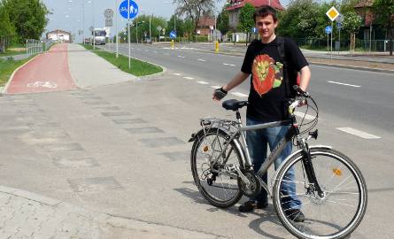 - W tym miejscu powinien być przejazd rowerowy, ale widocznie drogowcy mieli inne zdanie, bo został zamalowany – mówi Michał Rejczak.