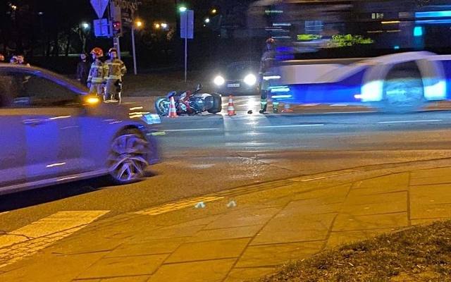 Wypadek w Krakowie. Zderzenie skutera z samochodem. Jedna osoba ranna