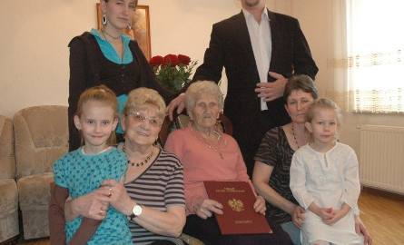 Pelagia Tomczak z opiekującą się nią rodziną Hanuszewiczów. Na dole od lewej: Wiktoria, Helena, jubilatka, Beata i Sara. U góry od l.: Nadia i Bogus