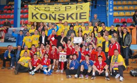 Tak juniorzy KSSPR Końskie wraz z kibicami cieszyli się z wywalczenie złotego medalu mistrzostw Polski.