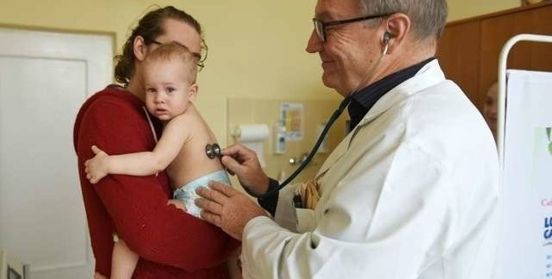 Dr Zdzisław Piasecki jest pediatrą i pulmunologiem. W rozmowie z &quot;Nowościami&quot; mówi, że na szczęście nie miał małych pacjentów z ko