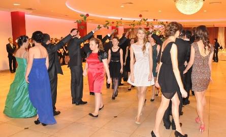Wielki bal w Dwikozach - tak bawili się maturzyści z II LO w Sandomierzu (zdjęcia)