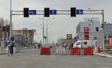 Na skrzyżowaniu ulic 1905 Roku i Młodzianowskiej drogowcy zamontowali większość elementów sygnalizacji świetlnej. Na jezdni brakuje tylko ostatniej warstwy