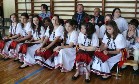 Dziewczęta z Ploesti występowały w tradycyjnych strojach regionalnych.