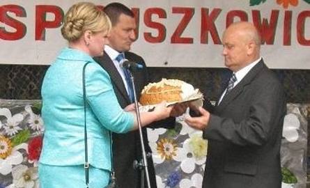Starostowie dożynek Justyna Kasprzyk i Marcin Markiewicz przekazują chleb burmistrzowi gminy Ćmielów Janowi Kuśmierzowi.