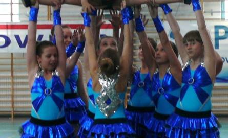 Grupa cheerleaderek działająca przy Ośrodku Sportu i Rekreacji w Staszowie, złożona z uczennic Publicznej Szkoły Podstawowej numer 3 w Staszowie prowadzona