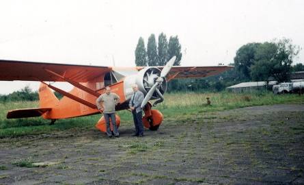Aeroklub Szczeciński. Mirosław Bulanda i Wiesław Jaszczyński stoją na tle repliki Lituanici, która przed laty przyleciała do Szczecina.