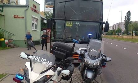 Patrol złożony z policjanta i inspektora WITD zatrzymał uszkodzony autobus