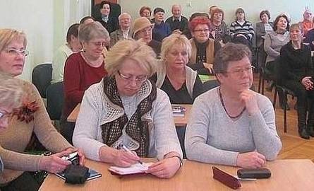 Uczestnicy Stowarzyszenia Uniwersyteckie Srebrne Lata na wykładzie ostrzegającym przed fałszywym wnuczkiem.