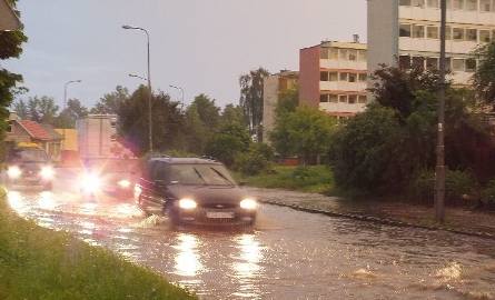 Skrzyżowanie ulic Szkolnej i Iglastej całkowicie pod wodą.