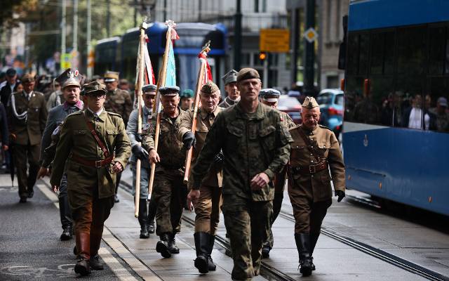 Patriotyczny przemarsz ulicami Krakowa. Oleandry, Rynek, Wawel. Rozpoczęły się obchody 110. rocznicy wymarszu Pierwszej Kompanii Kadrowej