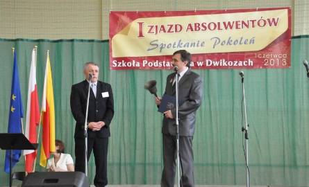 Dyrektor szkoły Piotr Kiełczowski otrzymał w prezencie dzwonek.