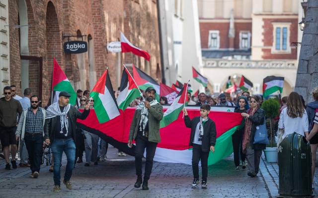 Manifestacja na Rynku Głównym w Krakowie. Wzywano polski rząd do zerwania stosunków dyplomatycznych z Izraelem