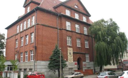 Od 1948 roku II LO zajmuje gmach przedwojennej szkoły rolniczej przy ul. Nowodworskiej