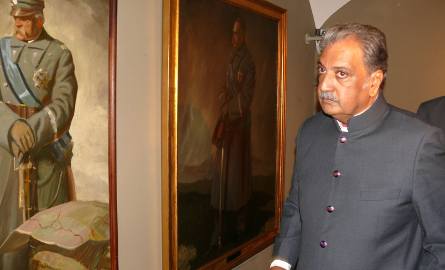 Gaj Singh II - maharadża Jodhpuru podczas zwiedzania wystawy.