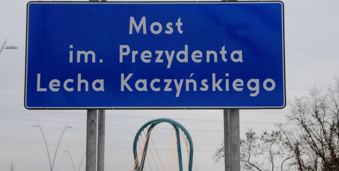 Nielegalna tablica informująca, że patronem mostu jest Lech Kaczyński, pojawiła się w grudniu 2013 roku.