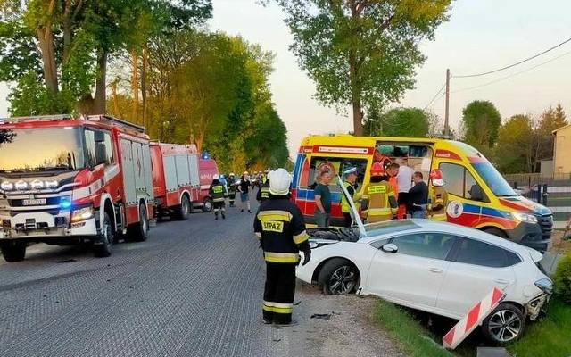 Nietrzeźwy kierowca spowodował wypadek w Witowicach na trasie Miechów - Wolbrom. Jedna osoba przewieziona do szpitala