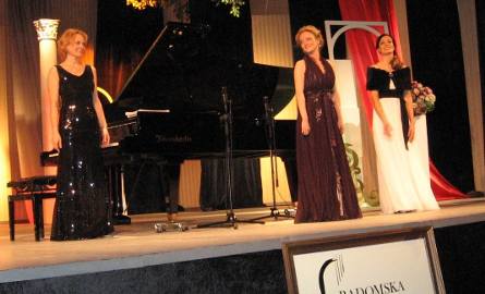 A to duet: Aleksandra Orłowska- Jabłońskaj i Agnieszka Adamczak. Z lewej - Anan Marchwińska