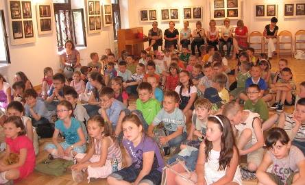 Maluchy ze szkół podstawowych numer 7 i 33 w Radomiu słuchały z zainteresowaniem
