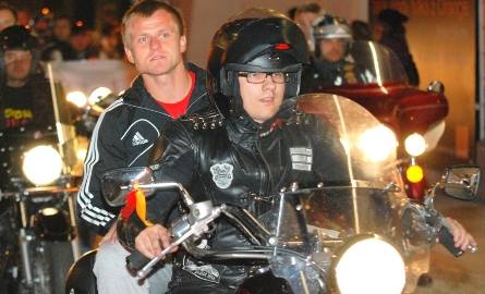 Tomasz Lisowski, podobnie jak pozostali piłkarze i trenerzy przyjechał jak pasażer na motorze.
