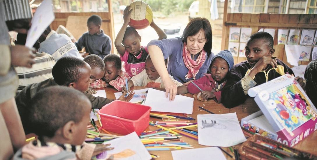 Joanna Kotwicka wśród uczniów w Laare. Dzieci już nie muszą dzielić ołówków na trzy części. Dla wielu z nich kolorowy ołówek oznacza szansę na lepsze