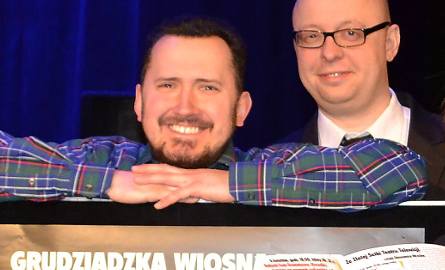 Marcin Łapiński (z lewej): - Zabawcie się z nami, gdy damy hasło do konkursu w teatrze. Karnet wygra jeden, ale wszyscy się na pewno nieźle ubawią.