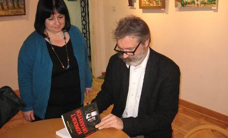 Jerxy Wlazło podpisywał swoją ksiązkę.