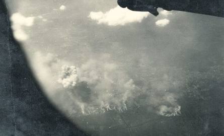 Fotografia zadymionej fabryki wykonana podczas nalotu na Police 29 maja 1944 roku przez załogę B-17. Zdjęcie nigdy dotąd nie było publikowane.