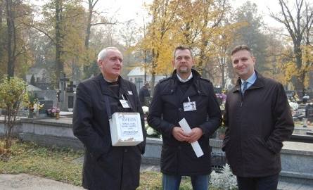 Młodzi zawodnicy i działacze Świętokrzyskiego Związku Piłki Nożnej kwestowali na cmentarzach
