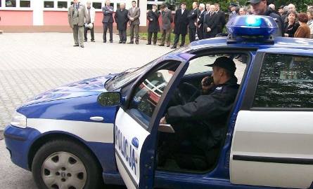 Policjanci zjawili się pod gimnazjum w Przysusze, by odnaleźć porzucona bombę.