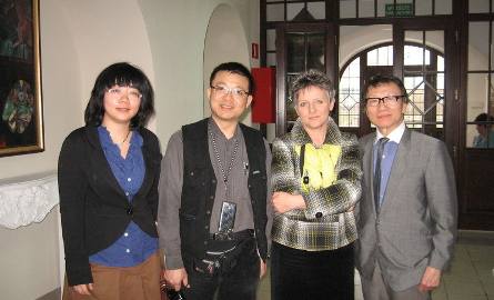 Goscie z Tajwanu zaczęli od zwiedzania szkoły  – od lewej: Kasia Liu, Hsin – fu Hung, Bożena Marczykowska, dyrektor Zespołu Szkoł Plastycznyhch i Yang