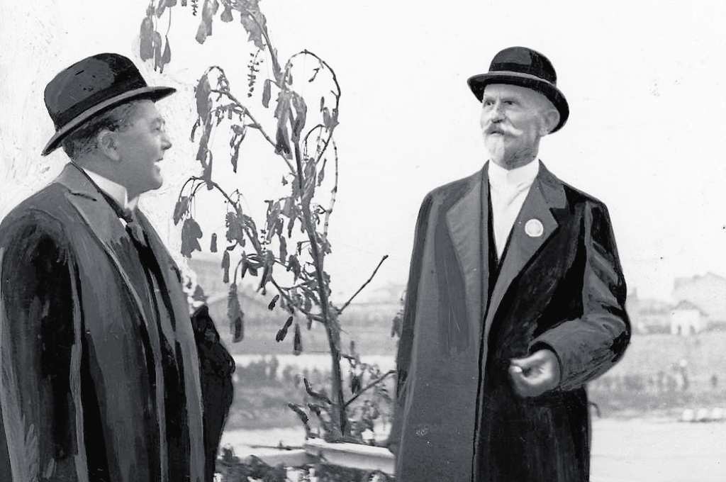 Red. Marian Dąbrowski (z lewej) w rozmowie z prezydentem Stanisławem Wojciechowskim na pokładzie statku Światowid. Lata 20. ub.w.