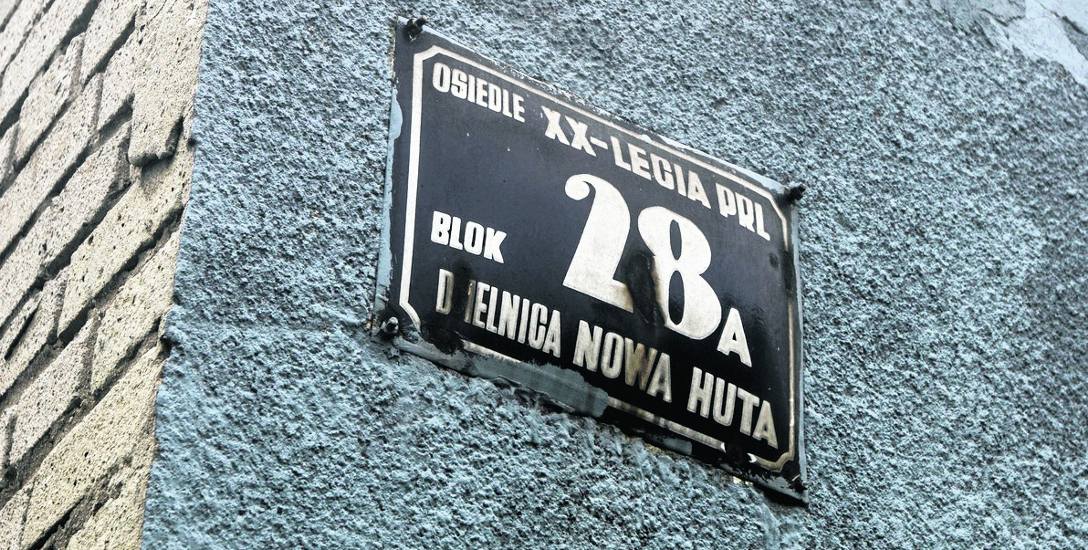 Na jednym z budynków na os. Albertyńskim w Bieńczycach wciąż wisi tabliczka: „Osiedle XX-lecia PRL, Dzielnica Nowa Huta”