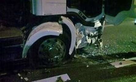 Wypadek: Peugeot wjechał w cysternę pełną paliwa. Pierwszej pomocy udzielił prezydent Szczecina 