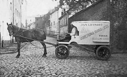 Wóz dostawczy hurtowni masła Jan Lipiński, jego syn Marian instaluje obecnie alarmy do samochodów