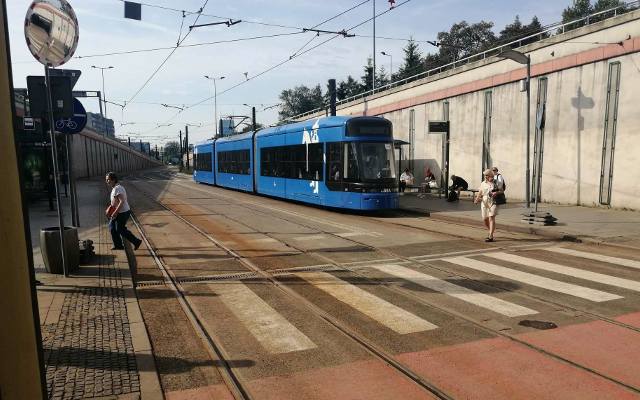 Rozpoczęły się wielkie zmiany w komunikacji miejskiej w Krakowie i wyłączenia tras. Będzie ciężko. Pasażer wytrzyma?